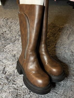 Women’s Brown Zip-Back Platform Boots